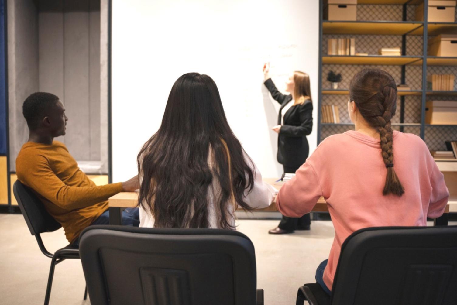 Teilnehmer arbeitet an persönlicher Vermögensanalyse